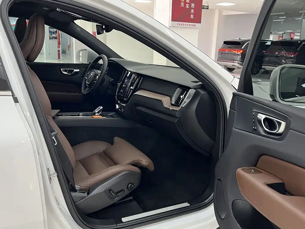 Volvo XC60 2024 B5 Luxury