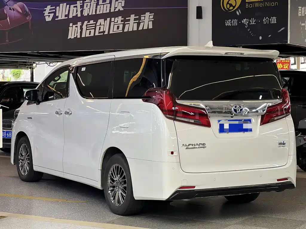 Toyota Alphard — миниатюра 7