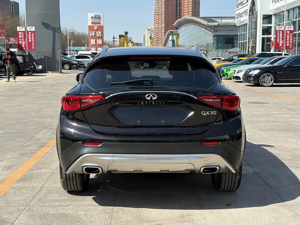 INFINITI QX30