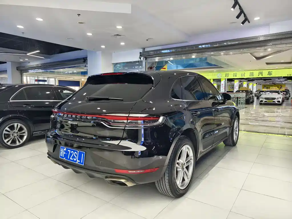 PORSCHE MACAN