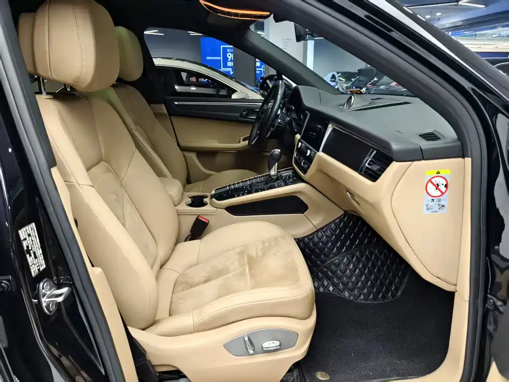 PORSCHE MACAN