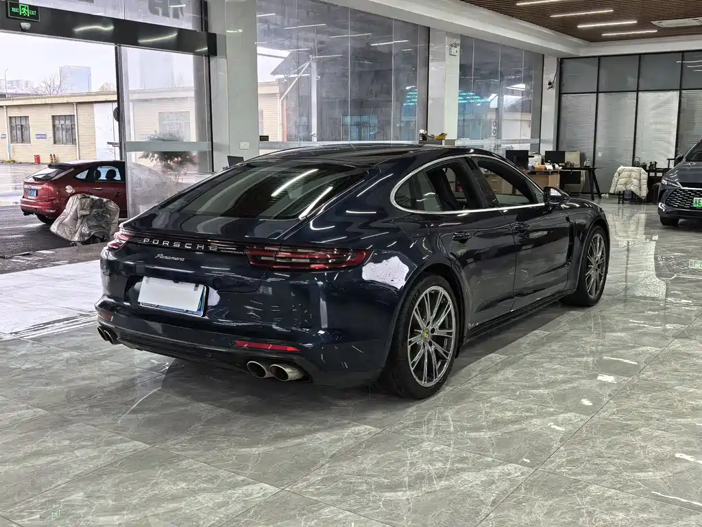 PORSCHE PANAMERA
