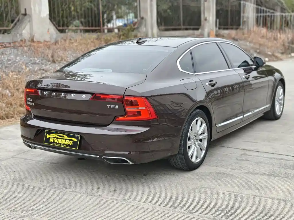 VOLVO S90