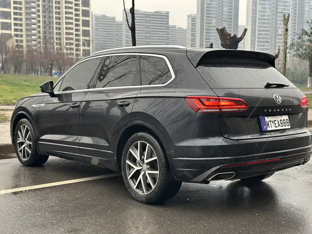 VOLKSWAGEN TOUAREG