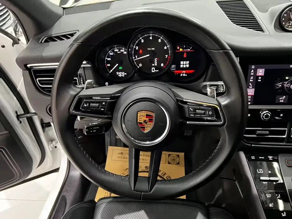 PORSCHE MACAN