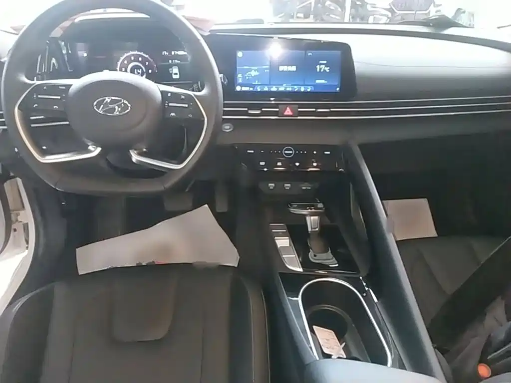 Hyundai Elantra — миниатюра 10