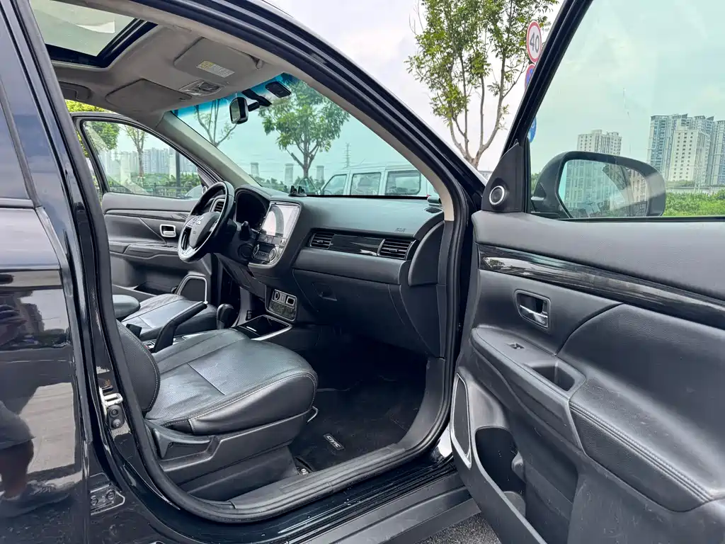 Mitsubishi Outlander — миниатюра 6