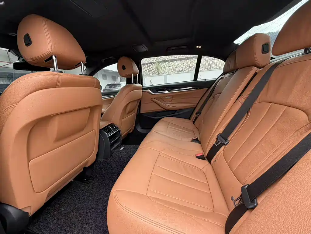 BMW 5 Series — миниатюра 3
