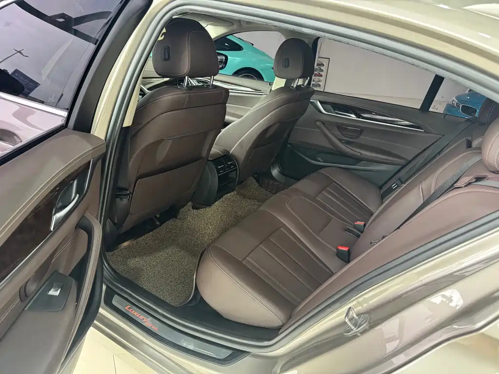 BMW 5 Series — миниатюра 11