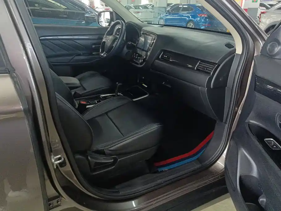 Mitsubishi Outlander — миниатюра 8