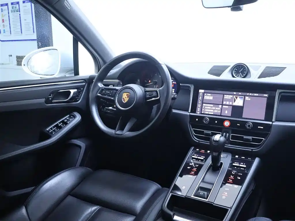 PORSCHE MACAN
