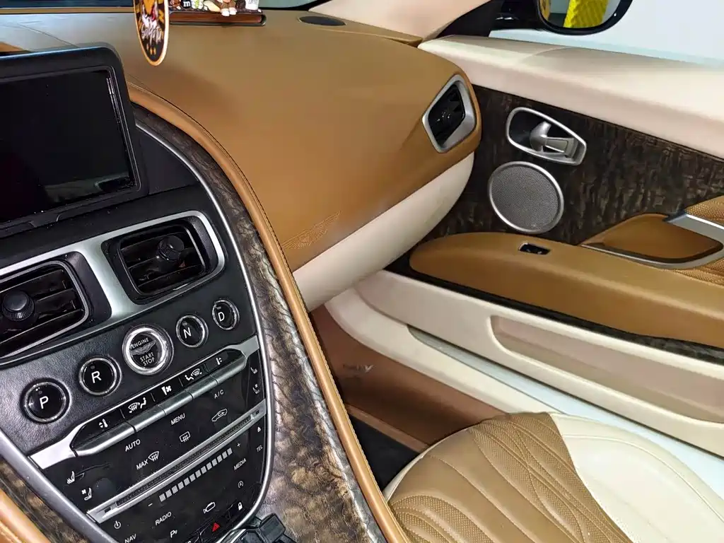 Aston Martin DB11 — миниатюра 6