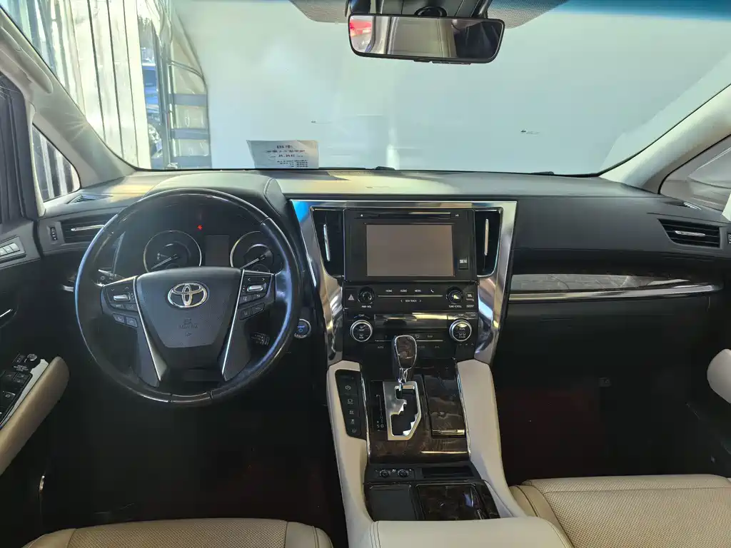 Toyota Alphard — миниатюра 7