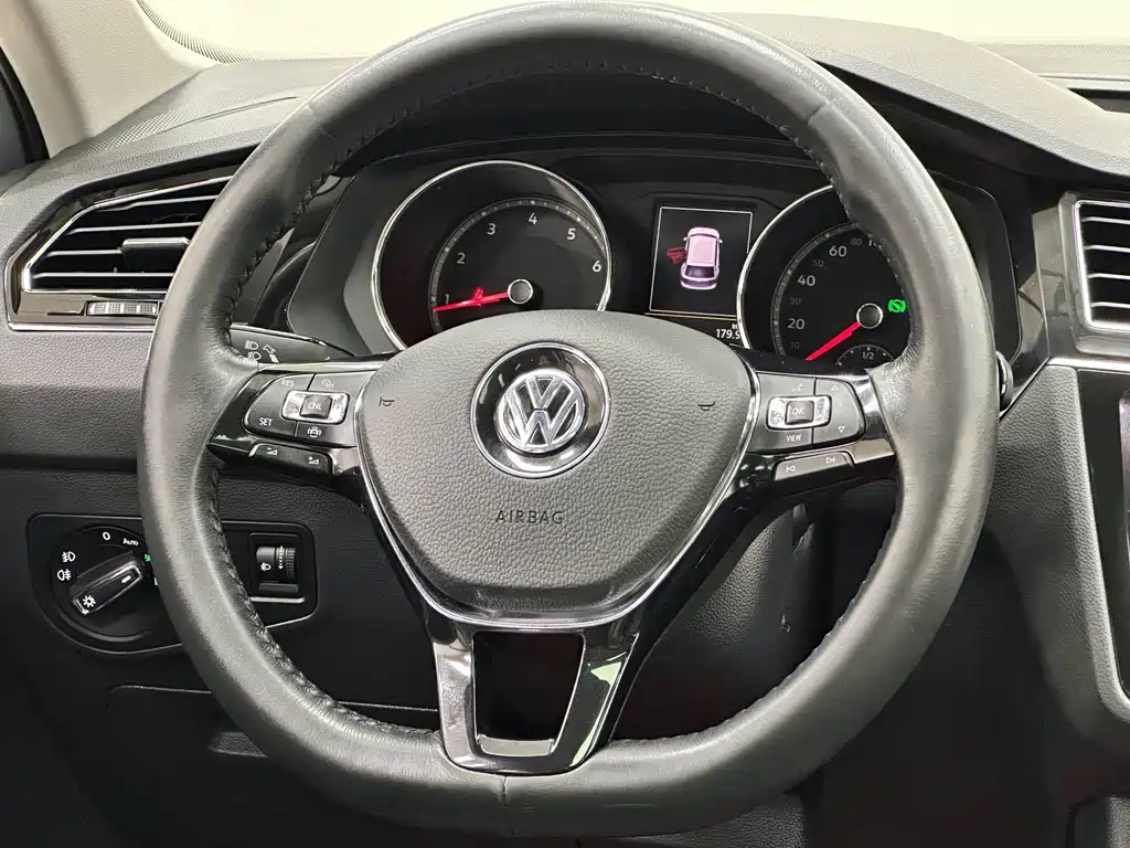 Volkswagen Tiguan L — миниатюра 17
