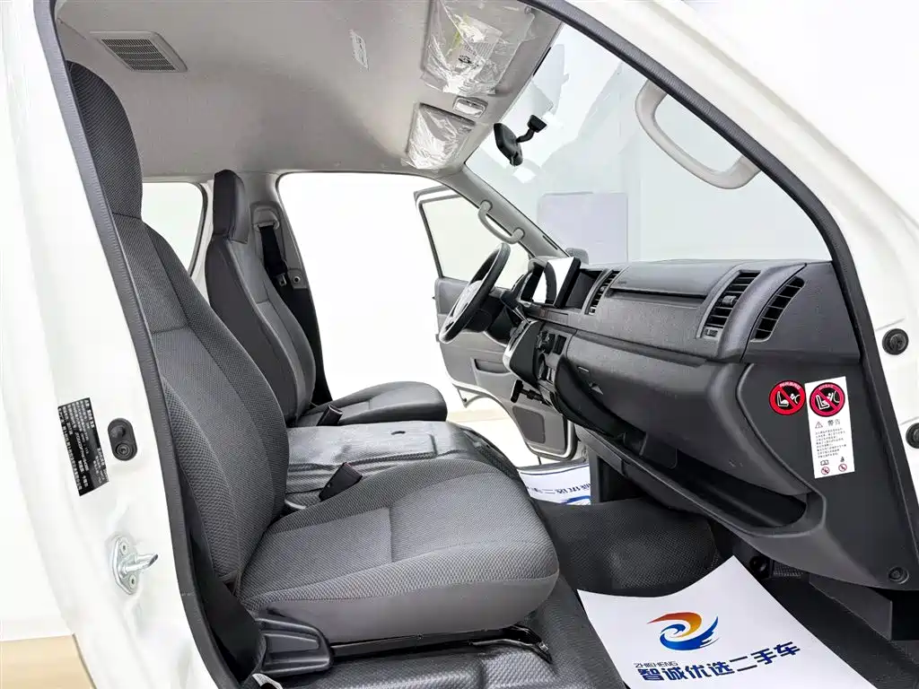Toyota HiAce 2015 2.7L