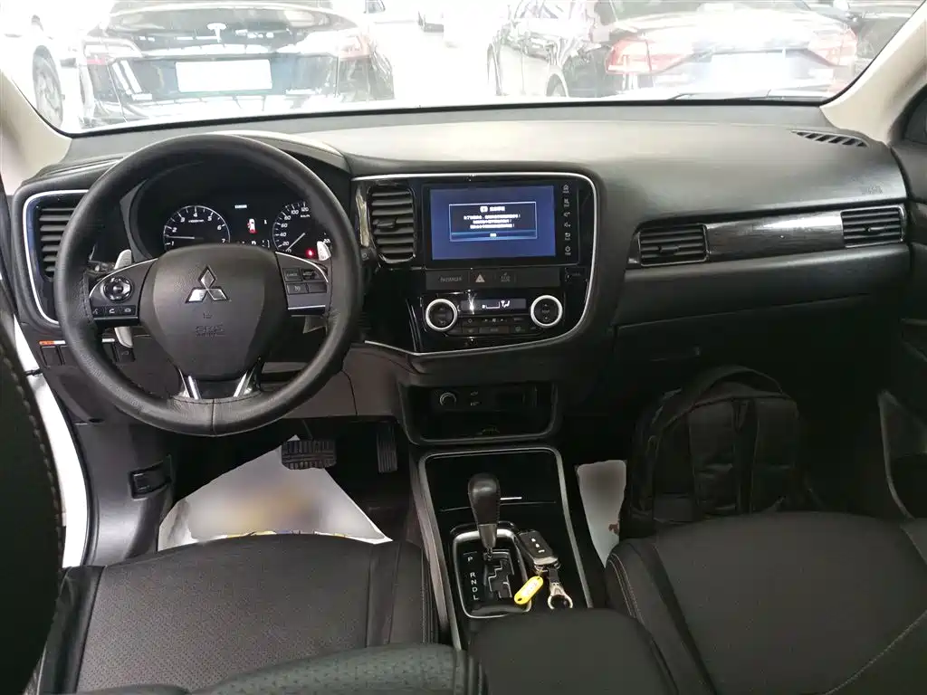 Mitsubishi Outlander 2018 2.4L Elite 5 мест