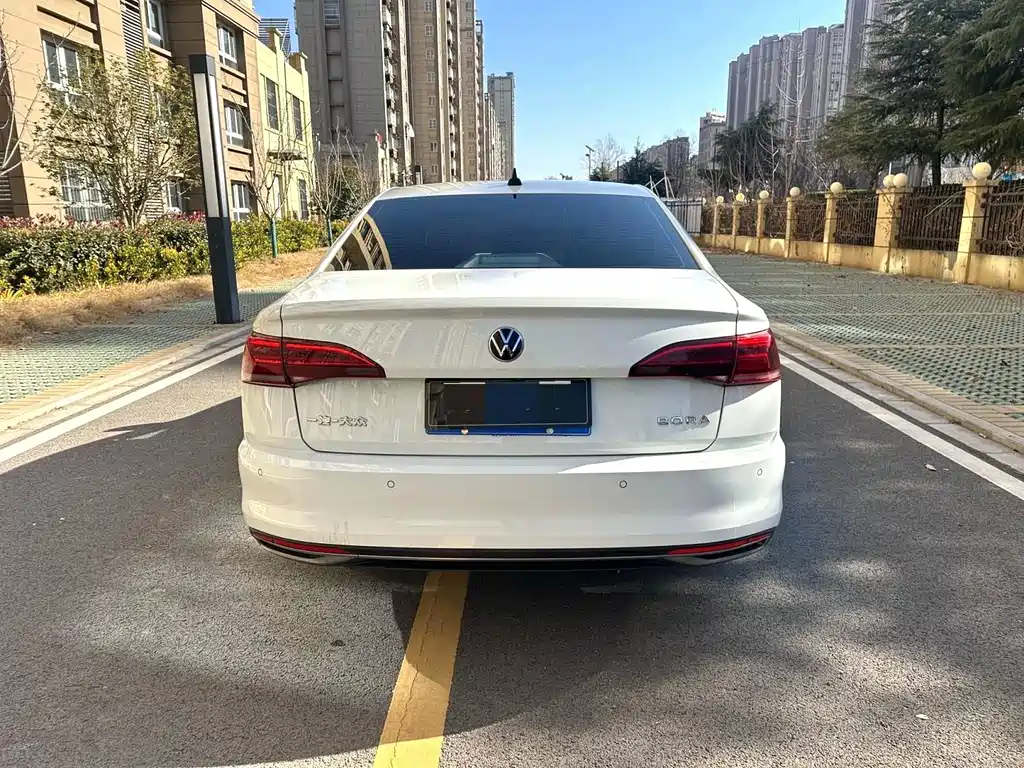 VOLKSWAGEN BORA