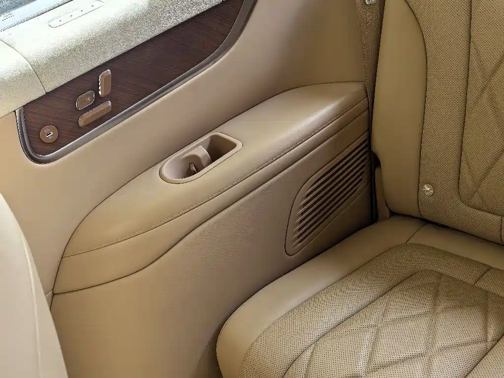 AITO ASK THE WORLD M9