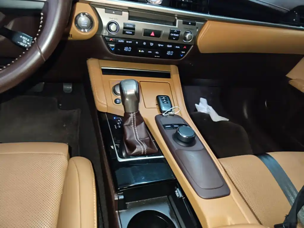 Lexus ES — миниатюра 14
