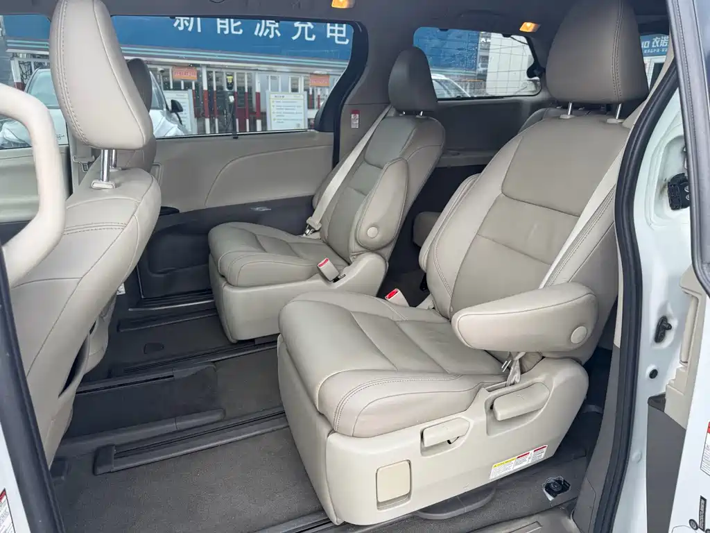 Toyota Sienna — миниатюра 10