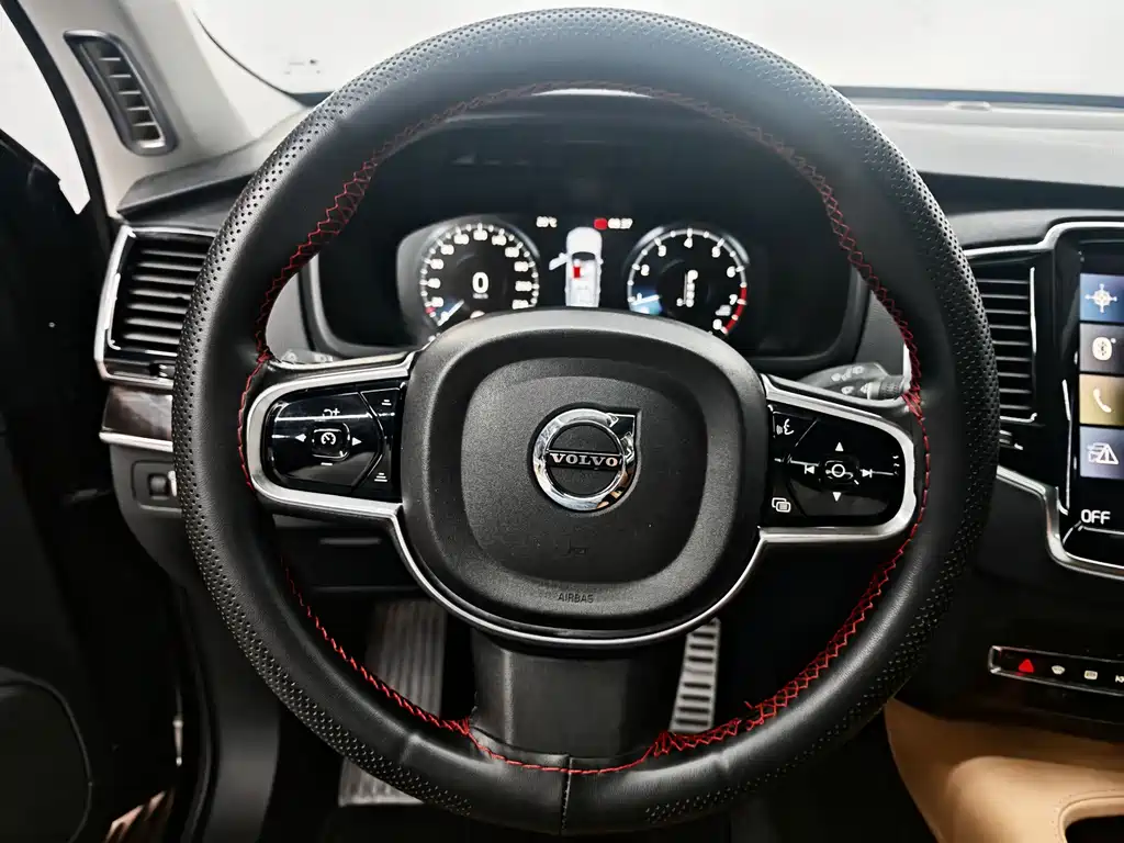 Volvo XC90 2015 T6 7 мест
