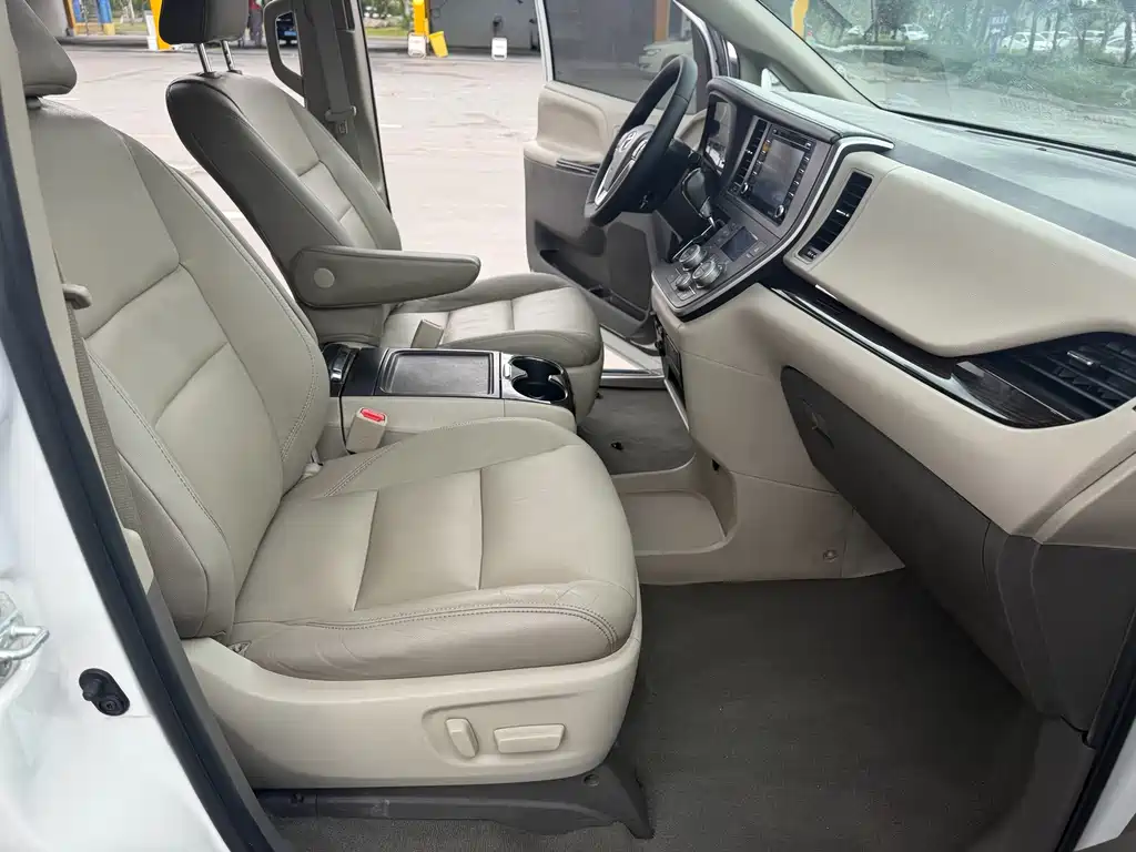 Toyota Sienna — миниатюра 8