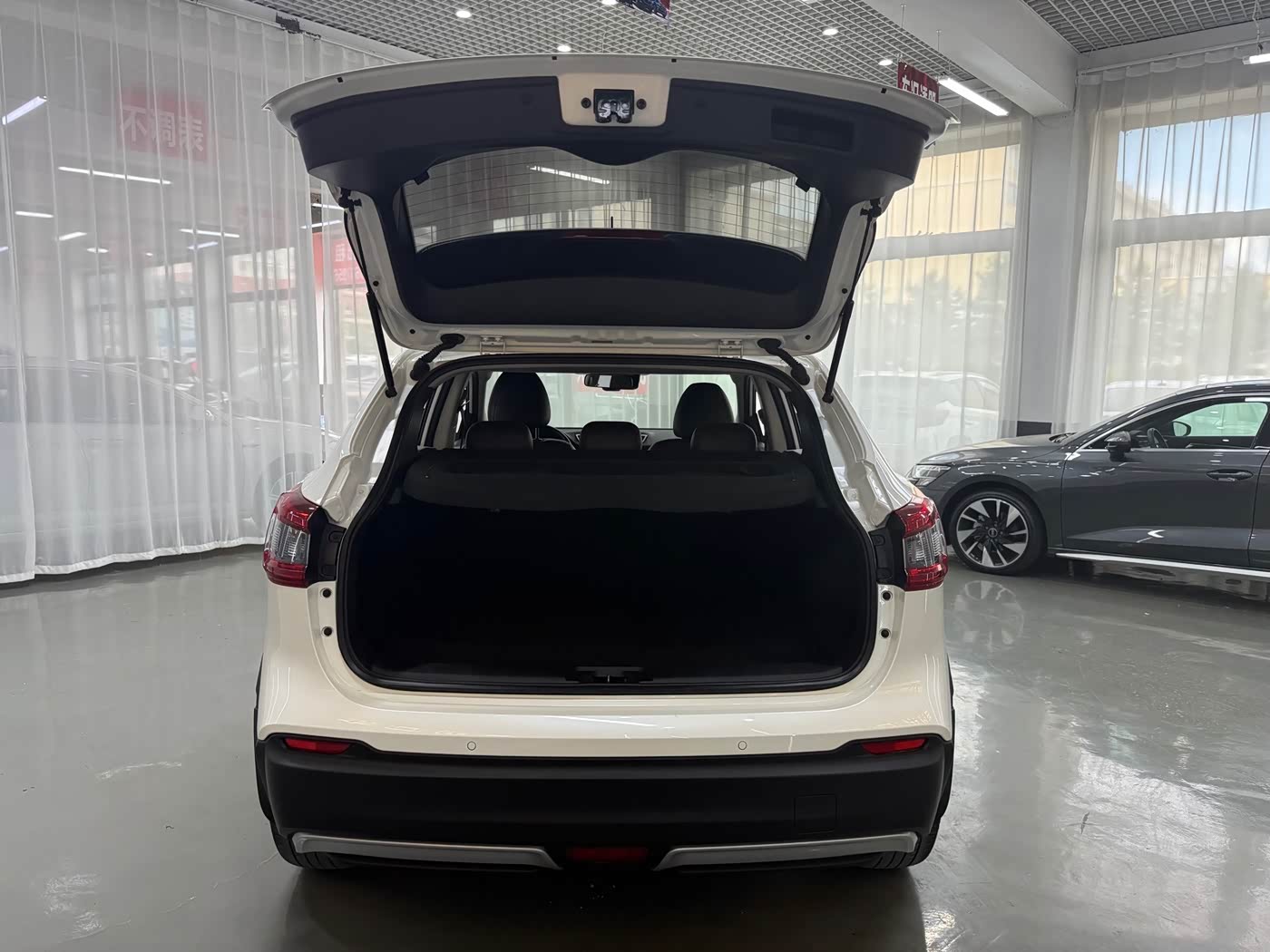 Nissan Qashqai 2.0 л 2023 г. Белый, пробег 23000 км