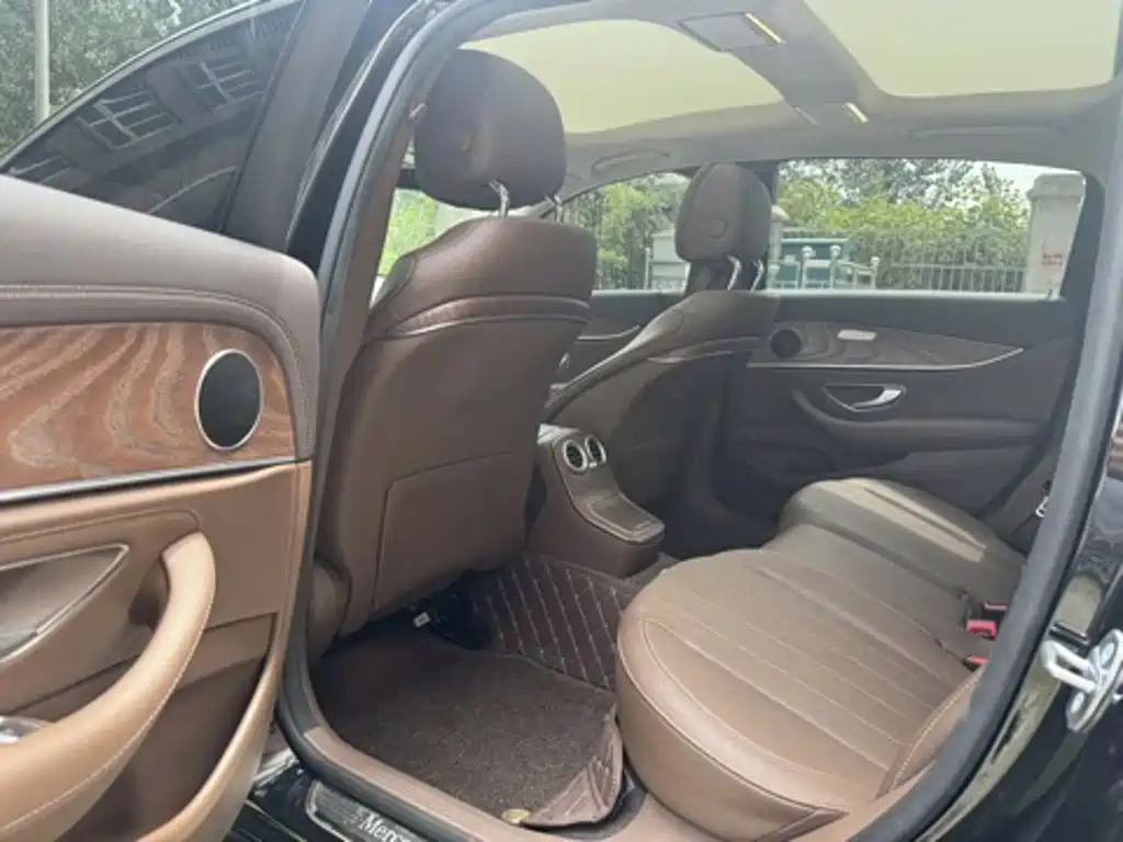 Mercedes-Benz E-Class — миниатюра 7