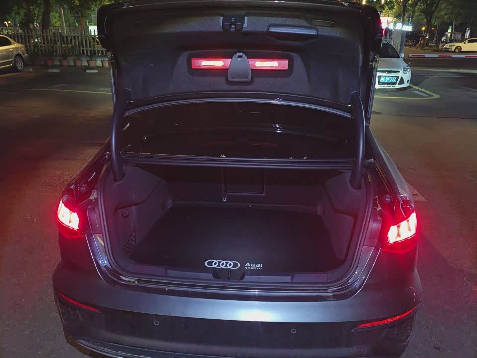 Audi A3 1.4 л 2024 г. Серебристо-серый, пробег 40000 км