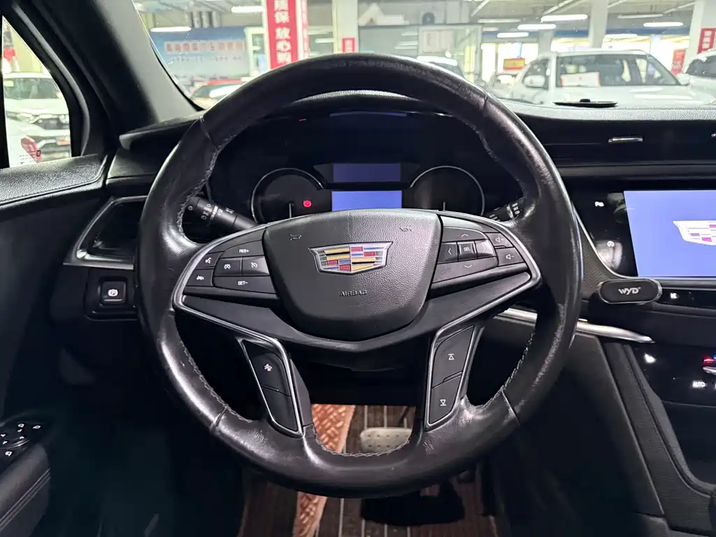Cadillac XT5 - фото 14