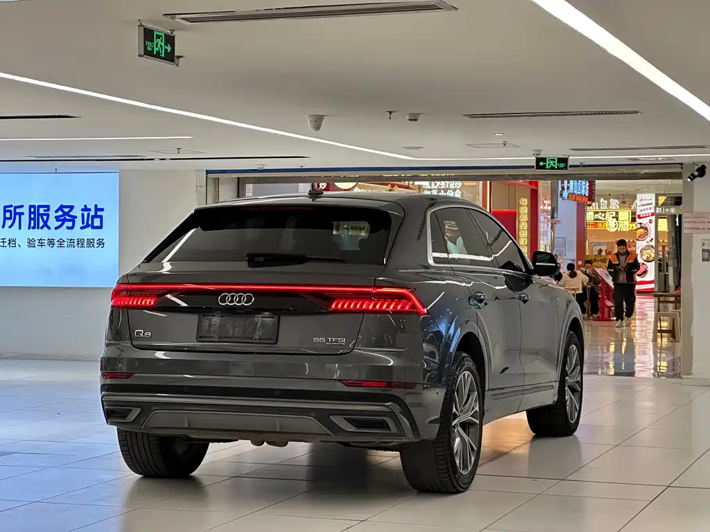 AUDI Q8