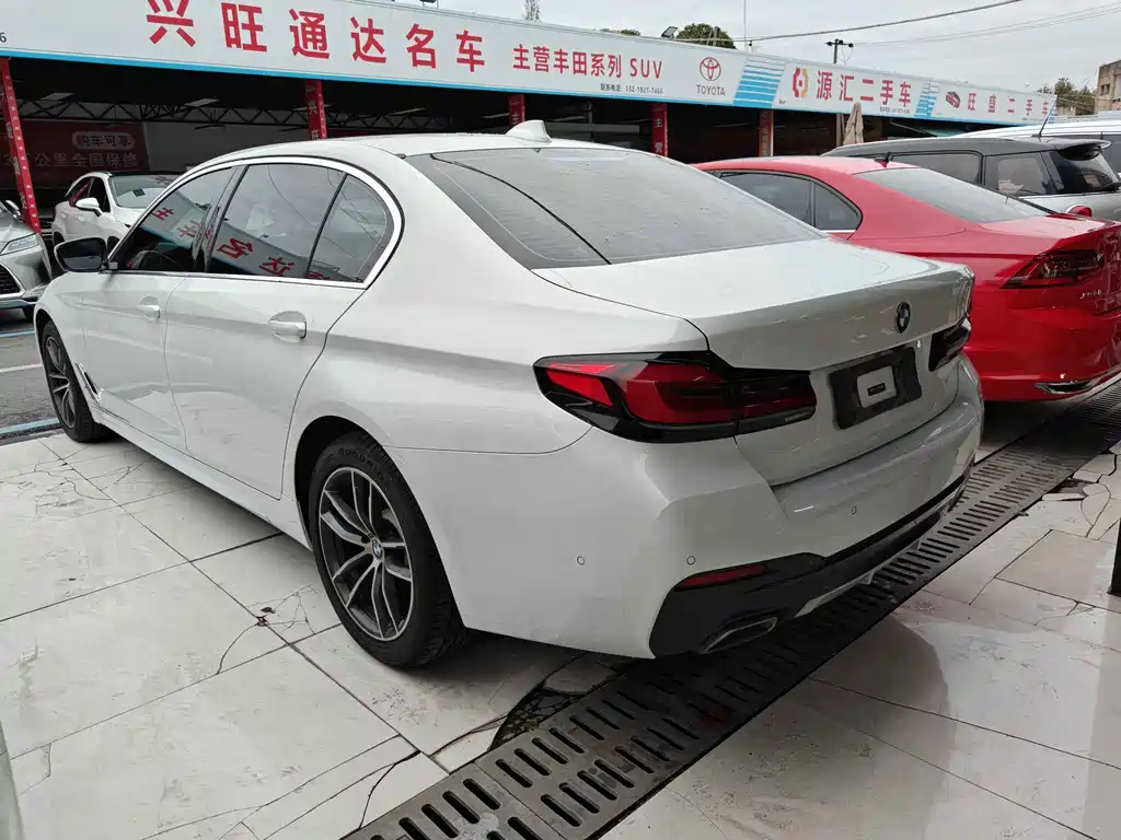 BMW 5 Series — миниатюра 11