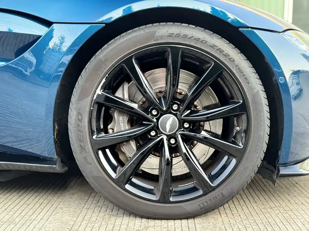 ASTON MARTIN V8 VANTAGE