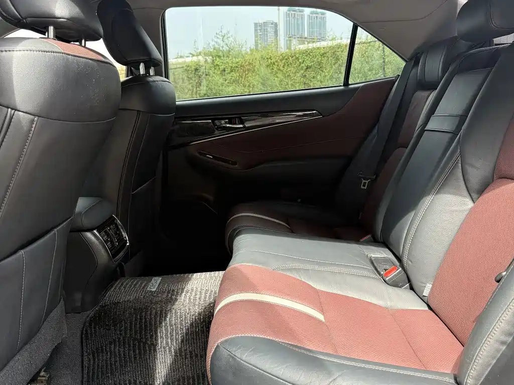 Toyota Crown — миниатюра 7
