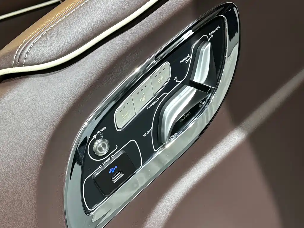 Mercedes-Benz V-Class (Import) — миниатюра 16