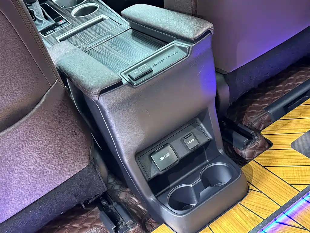 Toyota Sienna — миниатюра 26