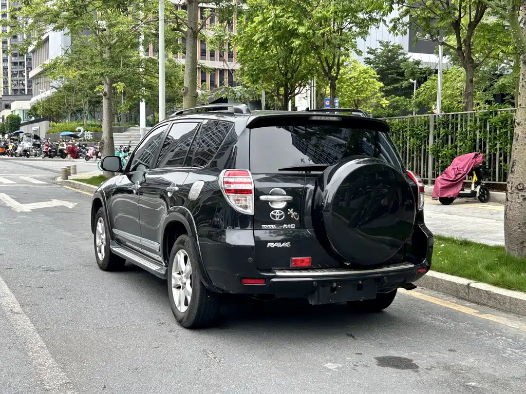Toyota RAV4 — миниатюра 6