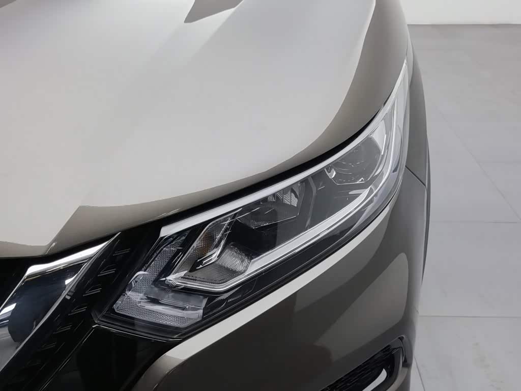 Nissan Qashqai 2.0 л 2024 г. шампань/коричневый, пробег 29500 км