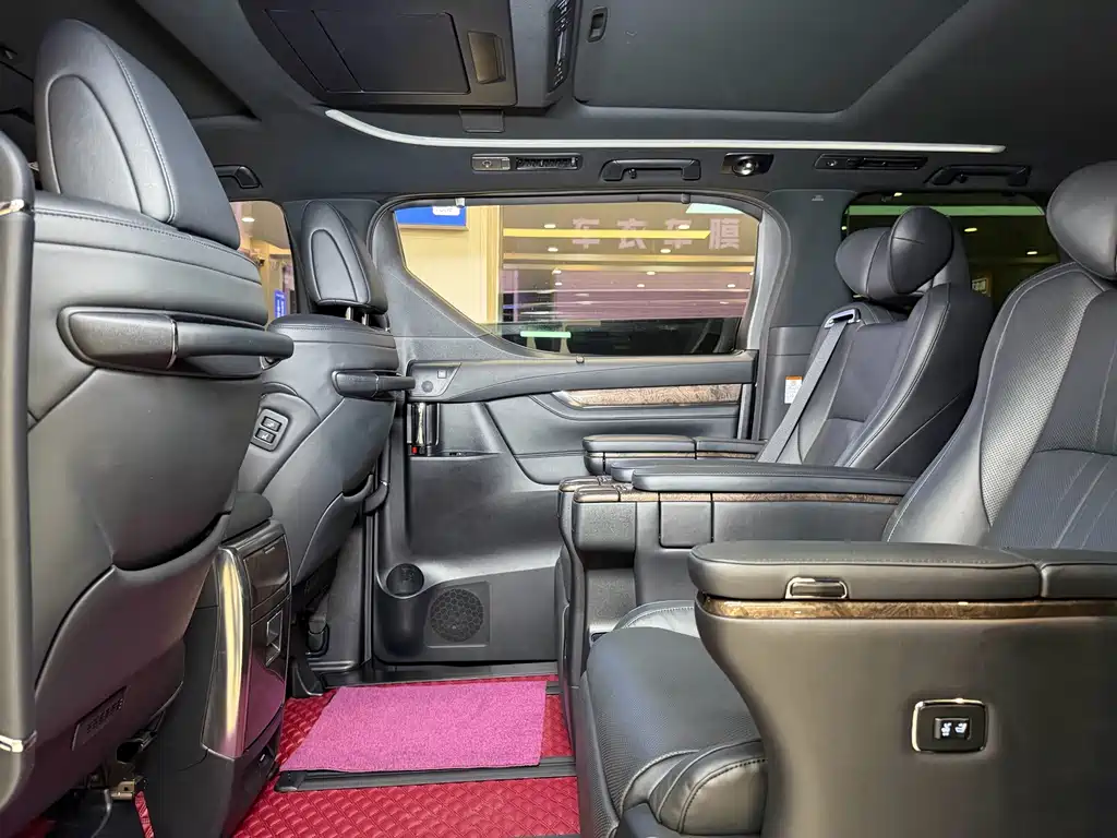 Toyota Vellfire — миниатюра 10