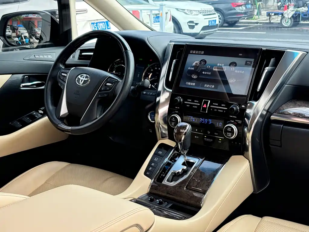 Toyota Alphard — миниатюра 13