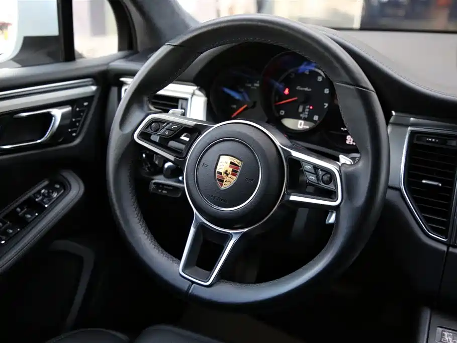 PORSCHE MACAN