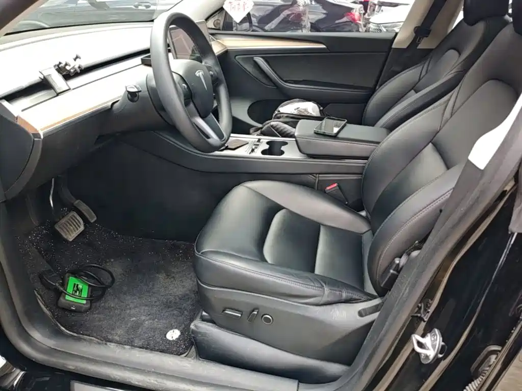 Tesla Model Y — миниатюра 15