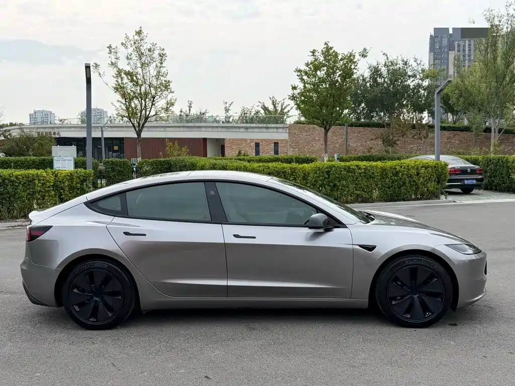 Tesla Model 3 — миниатюра 3