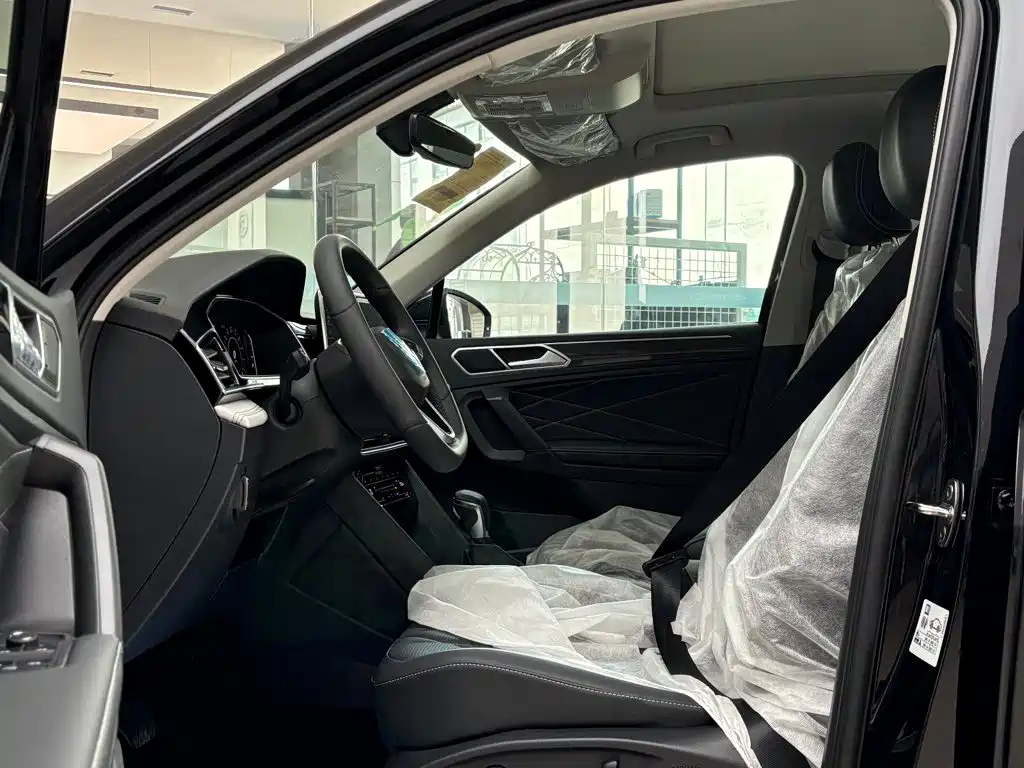 Volkswagen Tiguan L PHEV — миниатюра 9