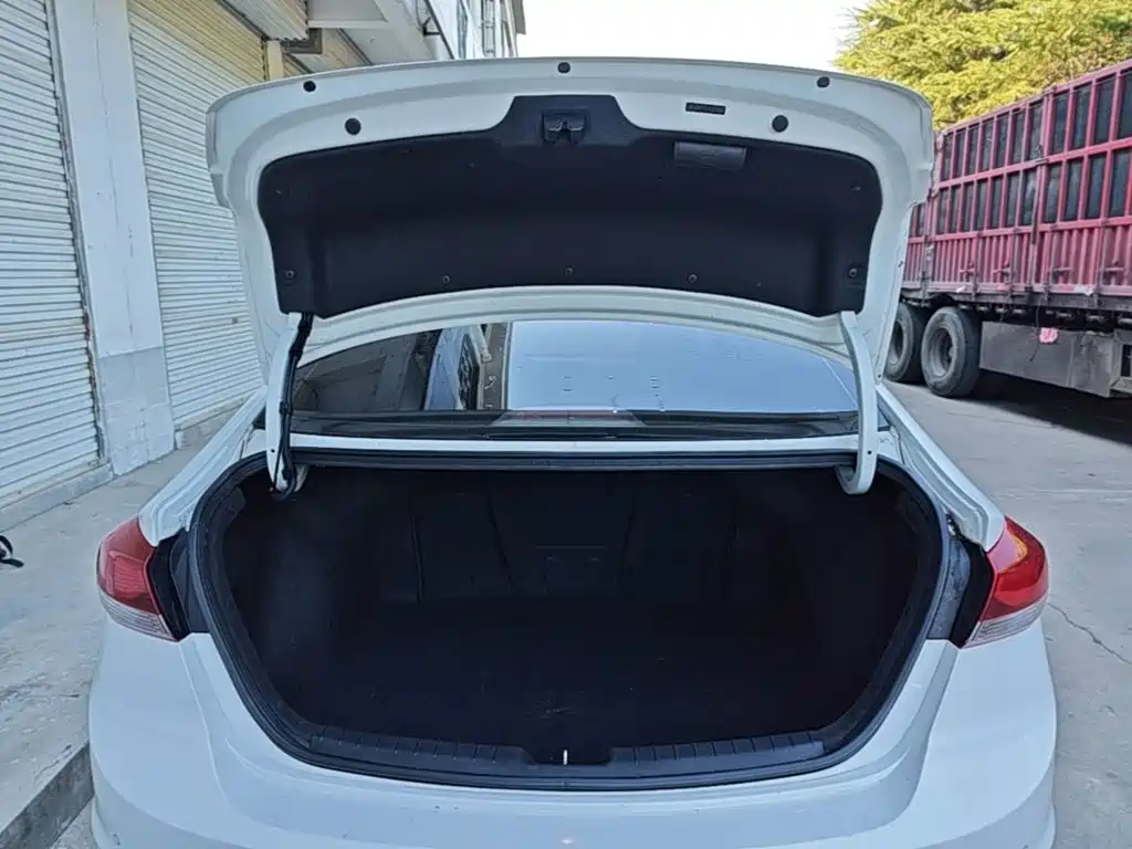 Hyundai Elantra — миниатюра 19