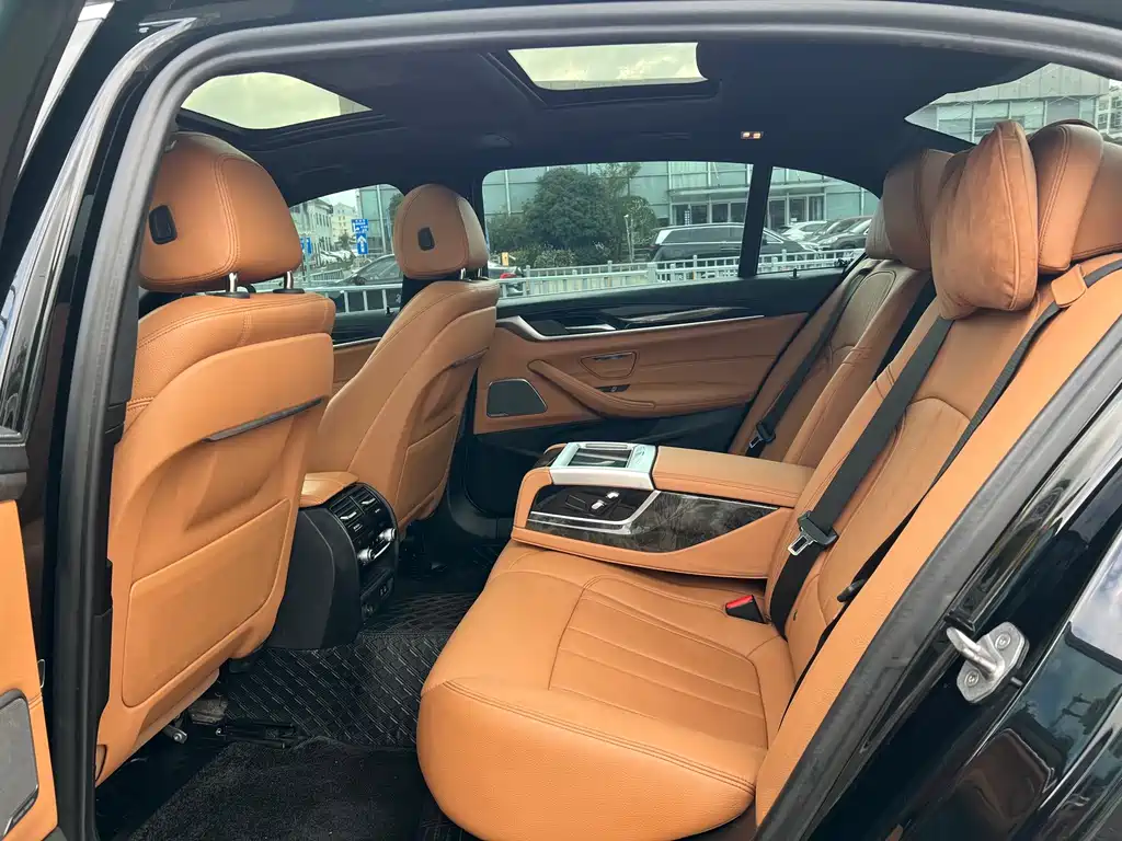 BMW 5 Series — миниатюра 11