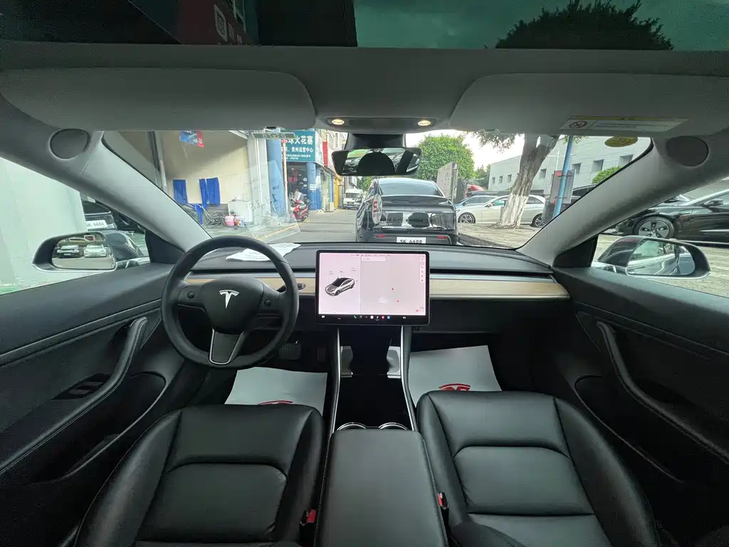 Tesla Model 3 — миниатюра 10