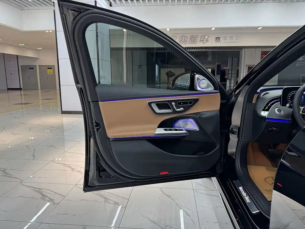 Mercedes-Benz E-Class — миниатюра 10