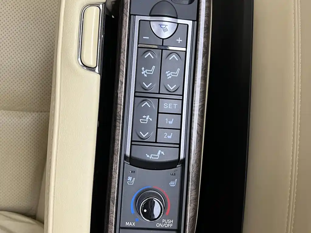 Toyota Alphard — миниатюра 32