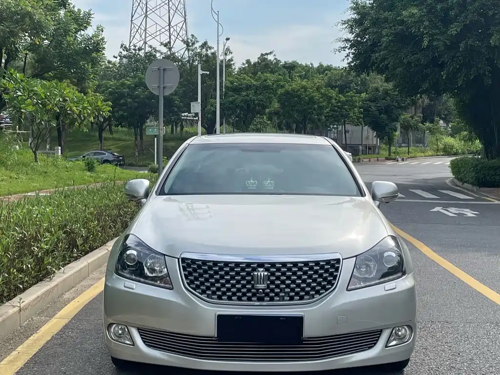 Toyota Crown — миниатюра 2